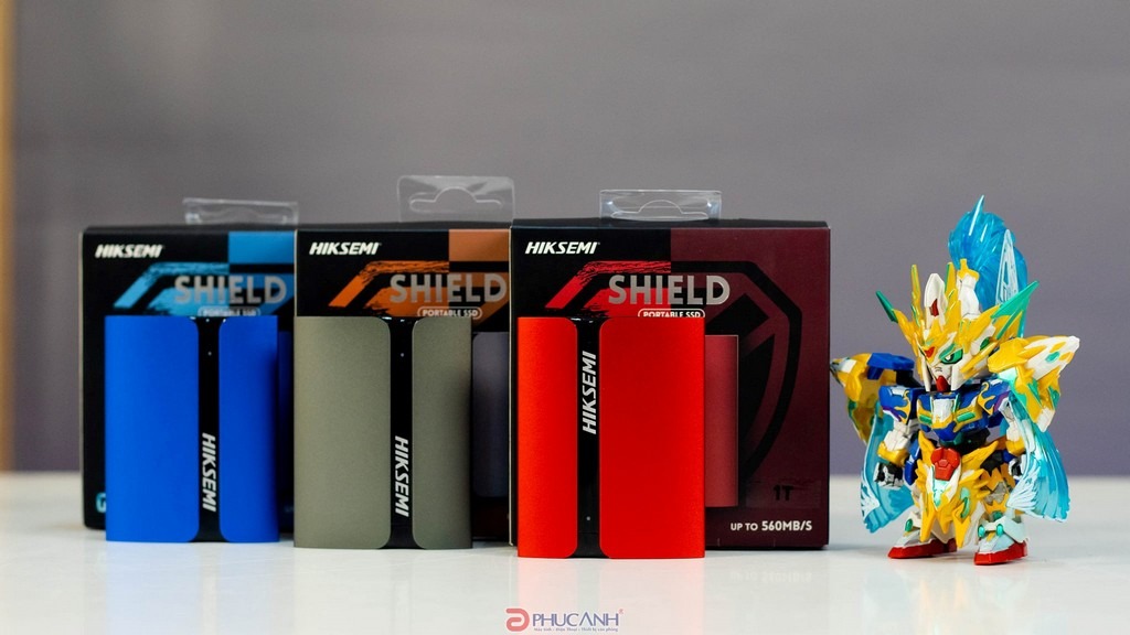 Ưu điểm nổi bật của ổ cứng di động HIKSEMI Thiết kế gọn nhẹ, dễ di chuyển Các mẫu ổ cứng HIKSEMI được tối ưu về kích thước và trọng lượng, thuận tiện mang theo trong balo hoặc túi xách. Đây là lựa chọn lý tưởng cho người đi công tác, sinh viên hoặc dân văn phòng. Hiệu năng ổn định, tốc độ truyền dữ liệu cao HIKSEMI sử dụng công nghệ USB 3.0/3.2 và USB-C, giúp sao lưu dữ liệu lớn nhanh chóng mà không gián đoạn công việc. Bảo mật và sao lưu thông minh Một số dòng ổ cứng HIKSEMI tích hợp phần mềm hỗ trợ sao lưu tự động và mã hóa dữ liệu, bảo vệ thông tin cá nhân và công việc khỏi nguy cơ mất dữ liệu. Dung lượng đa dạng HIKSEMI cung cấp ổ cứng từ 256GB, 512GB, 1TB, 2TB, 4TB đến 5TB, đáp ứng nhu cầu từ lưu trữ cơ bản đến dữ liệu khối lượng lớn.