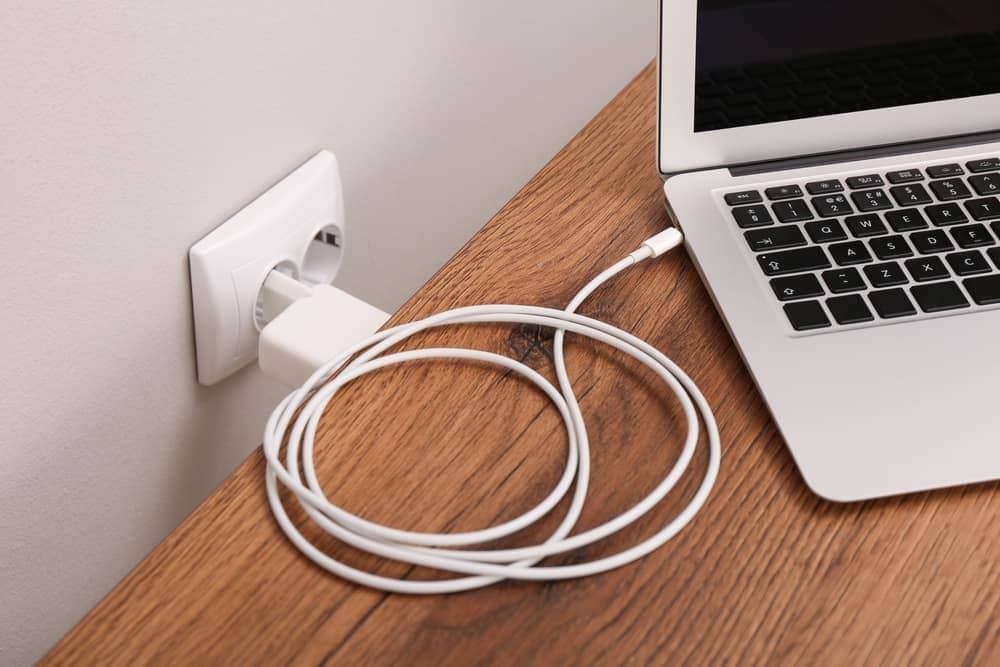 Vừa sạc vừa dùng laptop có sao không? Giải đáp chi tiết