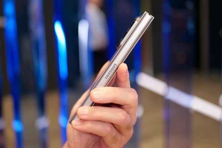 Samsung Galaxy Z Fold 6 có đi kèm bút cảm ứng hay bút stylus không?