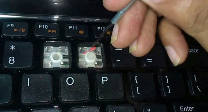 Nút bàn phím bị tung? Cách xử lý nút bàn phím bị hỏng tại nhà
