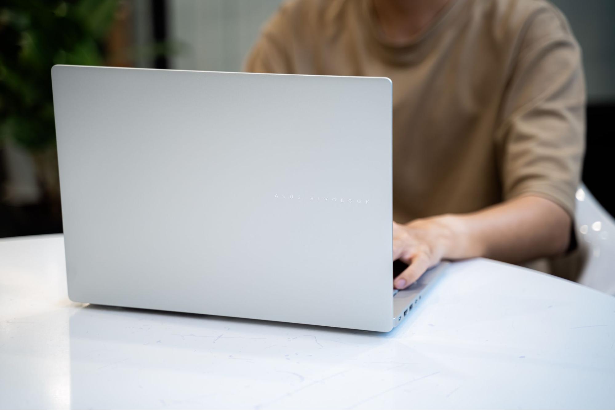 Nên mua laptop nào cho sinh viên? Top laptop pin lâu, ổn định, bền bỉ, mỏng nhẹ 2025
