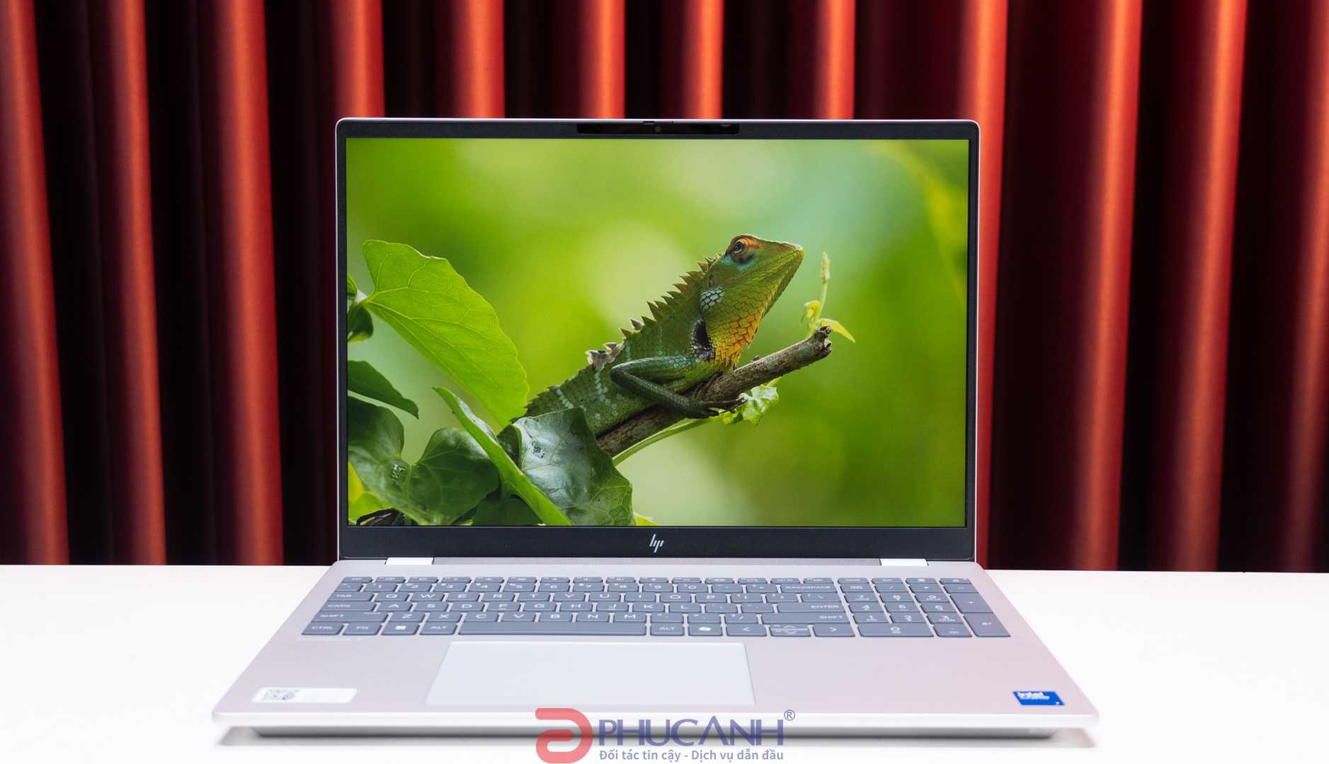 Đánh giá HP OmniBook 7 Laptop 16: Màn hình lớn 16 inch, RAM 32GB cho công việc chuyên sâu thay vì chạy theo AI