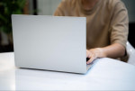 Nên mua laptop nào cho sinh viên? Top laptop pin lâu, ổn định, bền bỉ, mỏng nhẹ 2026