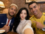 Cách ghép ảnh selfie cùng cầu thủ bóng đá yêu thích bằng AI