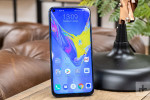 Màn hình tai thỏ hay đục lỗ tốt hơn với smartphone?