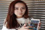 Đừng sử dụng điện thoại ở mức sáng tối đa nếu bạn không muốn giống như cô gái này