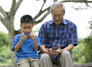 Chọn smartphone cho bố mẹ cần lưu ý điều gì?