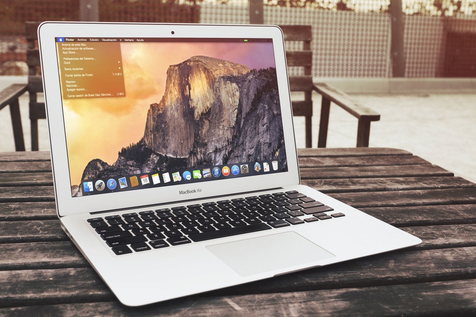 Đánh giá Apple Macbook Air MJVE2: Hiệu năng mạnh mẽ, pin khủng, tính di động cao