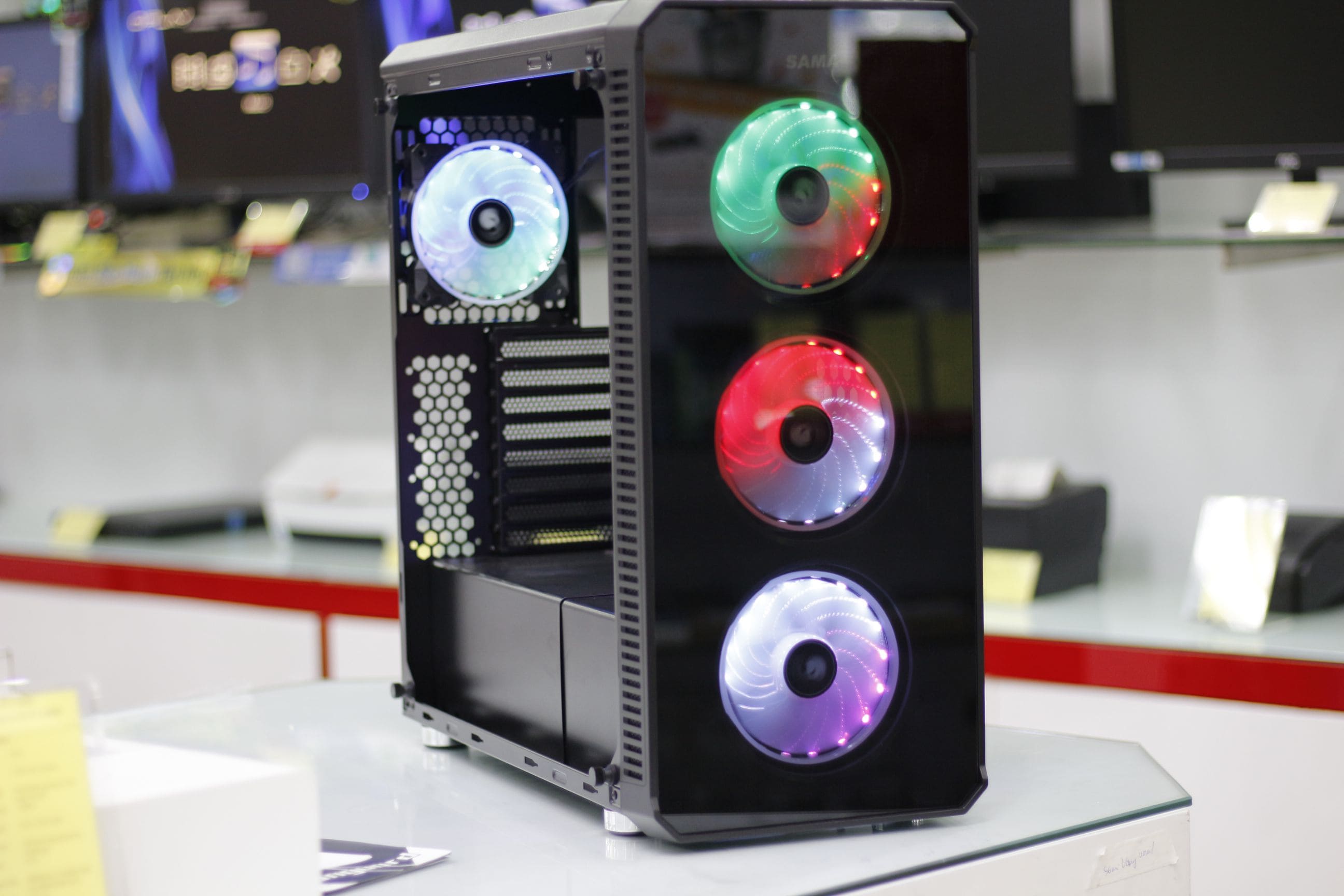 Đánh giá vỏ case Sama VANGUARD - Khác lạ, độc đáo.