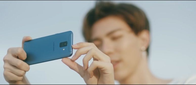 MV mới của Erik xuất hiện Galaxy A6 phiên bản màu xanh đẹp đất chất ngất 