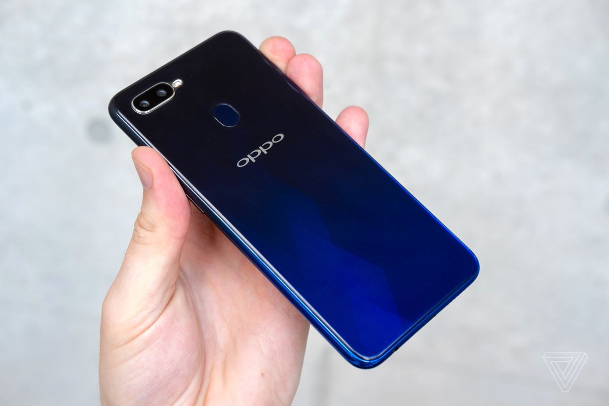 Oppo Realme 2 - Smartphone giá rẻ với màn hình tai thỏ, camera kép