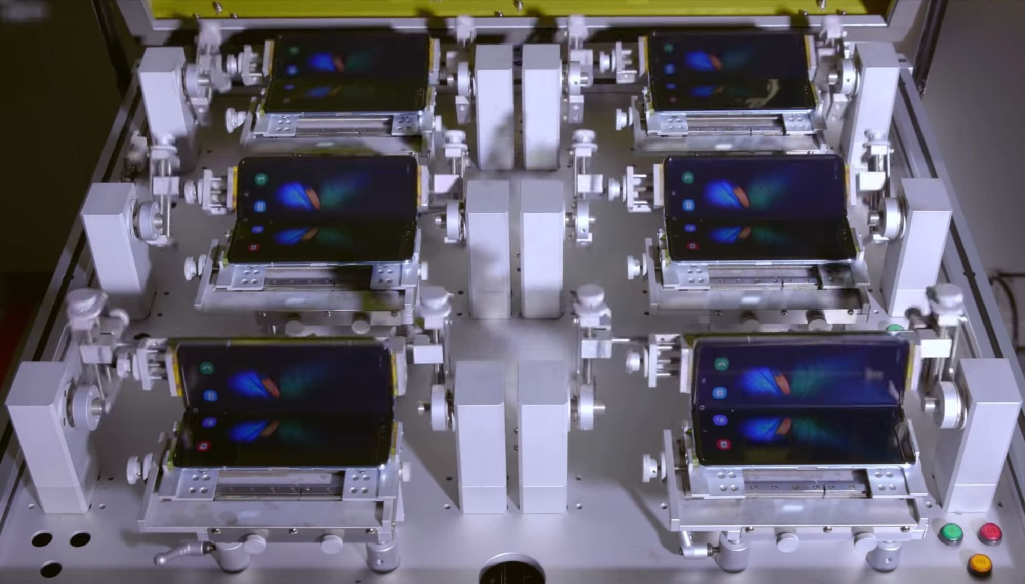 Sẽ ra sao nếu gập Galaxy Fold 200.000 lần?