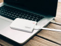 Ổ cứng di động SSD Kingmax KE31 240G USB3.1: Là một sản phẩm nguyên khối/ KE31 sẽ đem lại một khả năng chống sốc hoàn hảo và ít tiếng ồn/ tốc độ của KE31 lên đến 400/ 390 MB/ s khi đọc/ g