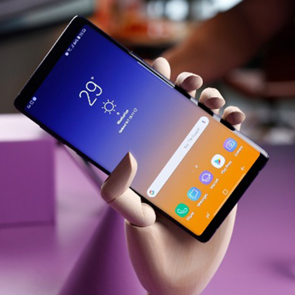 Samsung Galaxy Note 9 đã trở thành một biểu tượng của công nghệ với thiết kế sang trọng và hiệu năng mạnh mẽ. Năm 2024, nó vẫn là một chiếc điện thoại thông minh tốt nhất của Samsung, mang đến trải nghiệm tuyệt vời cho người dùng. Hãy xem hình ảnh liên quan để khám phá thêm tính năng đặc biệt của Galaxy Note