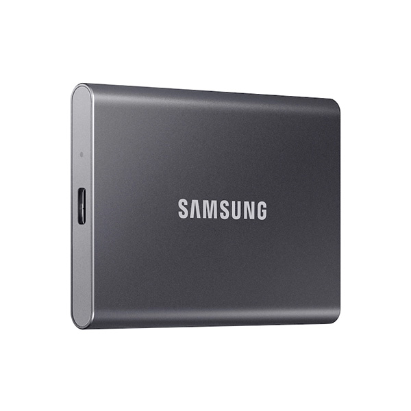 Ổ cứng di động SSD Samsung T7 Portable 1TB USB3.2 (Màu xanh) Mở rộng khả năng lưu trữ của bạn Với ổ cứng di động SSD Samsung T7 Portable cho dù bạn đang mang các trò chơi, phim hoặc các tệp công việc hằng ngày, ổ cứng di động SSD Samsung cung cấp cho bạn tốc độ và bảo mật tuyệt vời, kích thước vừa lòng bàn tay. Trải nghiệm cấp độ cao cấp của công nghệ lưu trữ bên ngoài.  Ổ cứng di động SSD Samsung T7 Portable 1TB USB3.2 (Màu xanh)  Tốc độ truyền tải cực nhanh Sao chép các tệp lớn chỉ trong vài giây với tốc độ đáng kinh ngạc của USB 3.2 Gen 2 trên ổ cứng di động SSD Samsung  T7. Công nghệ NVMe PCIe tạo điều kiện cho tốc độ đọc / ghi tuần tự lên tới 1.050/1.000 MB/s, giúp cho SSD Samsung T7 nhanh gần gấp đôi so với T5.  Ổ cứng di động SSD Samsung T7 Portable 1TB USB3.2 (Màu xanh)  Thiết kế nhỏ gọn, chắc chắn cùng độ bền cao SD là viết tắt của Solid State Drive, có nghĩa là nó được xây dựng không có bộ phận chuyển động. Thân máy làm bằng kim loại chắc chắn bao bọc, bảo vệ dữ liệu của bạn luôn an toàn.  Kích thước bỏ túi và mỏng, thân máy nhẹ đạt tiêu chuẩn trên T7. Ổ cứng di động chỉ nặng 58 gram, cấu trúc unibody bằng nhôm nguyên khối vừa vặn thoải mái trong lòng bàn tay của bạn.  Ổ cứng di động SSD Samsung T7 Portable 1TB USB3.2 (Màu xanh)  Phần mềm quản lý - Samsung Portable SSD Ổ cứng di động SSD Samsung T7 được tích hợp phần mềm nâng cấp cho PC và Mac để giúp bạn thiết lập mật khẩu và nhận các bản cập nhật firmware mới nhất. Bạn cũng có thể tải xuống ứng dụng di động cho điện thoại thông minh và máy tính bảng Android.  Kiểm soát nhiệt độ hoạt động Ổ cứng di động SSD Samsung T7 được trang bị công nghệ ePCM và Dynamic Heat Guard để chịu tải và kiểm soát nhiệt độ hoạt động. Do đó, SSD T7 nhỏ gọn và luôn giữ nhiệt độ hoạt động tối ưu ngay cả ở tốc độ nhanh.  Ổ cứng di động SSD Samsung T7 Portable 1TB USB3.2 (Màu xanh)  Nhiều lựa chọn phù hợp từng nhu cầu Ổ cứng di động SSD Samsung T7 có màu xanh hiện đại đi kèm với dung lượng 1TB. Mang lại cho bạn phong cách cá tính và đáp ứng mọi nhu cầu lưu trữ của bạn.  Khả năng tương thích đa thiết bị Ổ cứng di động SSD Samsung Portable T7 truy cập tập tin của bạn mọi lúc, mọi nơi. T7 tương thích với PC, Mac, thiết bị Android, máy chơi game, v.v. Bao gồm trong hộp là cáp USB loại C-to-C và loại C-to-A để thêm phần thuận tiện.  Ổ cứng di động SSD Samsung T7 Portable 1TB USB3.2 (Màu xanh)  Bộ nhớ Flash số 1 thế giới Trải nghiệm hiệu năng và độ tin cậy vượt trội mà bạn chỉ có thể có được từ thương hiệu số một thế giới về bộ nhớ flash kể từ năm 2002. Tất cả các  linh kiện, bao gồm DRAM và NAND nổi tiếng thế giới của Samsung, được sản xuất nội bộ, cho phép tích hợp đầu cuối cho chất lượng bạn có thể tin tưởng.  Ổ cứng di động SSD Samsung T7 Portable 500Gb USB3.2 (Màu xanh)
