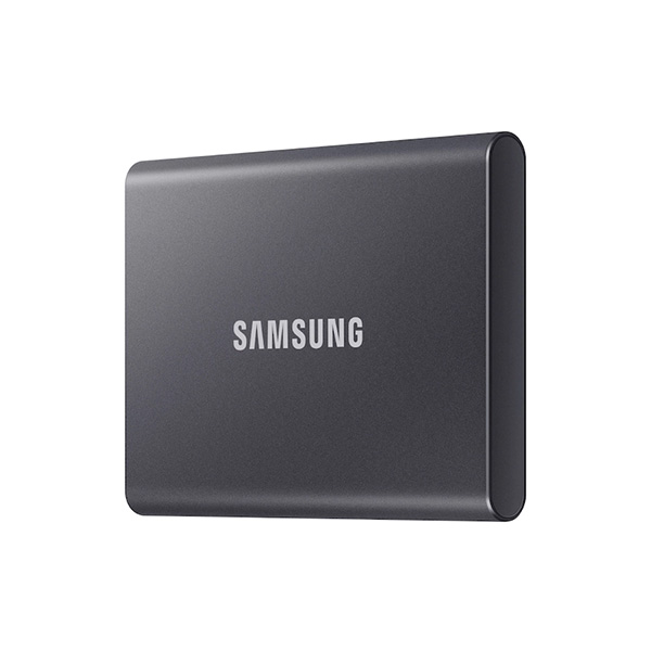 Ổ cứng di động SSD Samsung T7 Portable 1TB USB3.2 (Màu xanh) Mở rộng khả năng lưu trữ của bạn Với ổ cứng di động SSD Samsung T7 Portable cho dù bạn đang mang các trò chơi, phim hoặc các tệp công việc hằng ngày, ổ cứng di động SSD Samsung cung cấp cho bạn tốc độ và bảo mật tuyệt vời, kích thước vừa lòng bàn tay. Trải nghiệm cấp độ cao cấp của công nghệ lưu trữ bên ngoài.  Ổ cứng di động SSD Samsung T7 Portable 1TB USB3.2 (Màu xanh)  Tốc độ truyền tải cực nhanh Sao chép các tệp lớn chỉ trong vài giây với tốc độ đáng kinh ngạc của USB 3.2 Gen 2 trên ổ cứng di động SSD Samsung  T7. Công nghệ NVMe PCIe tạo điều kiện cho tốc độ đọc / ghi tuần tự lên tới 1.050/1.000 MB/s, giúp cho SSD Samsung T7 nhanh gần gấp đôi so với T5.  Ổ cứng di động SSD Samsung T7 Portable 1TB USB3.2 (Màu xanh)  Thiết kế nhỏ gọn, chắc chắn cùng độ bền cao SD là viết tắt của Solid State Drive, có nghĩa là nó được xây dựng không có bộ phận chuyển động. Thân máy làm bằng kim loại chắc chắn bao bọc, bảo vệ dữ liệu của bạn luôn an toàn.  Kích thước bỏ túi và mỏng, thân máy nhẹ đạt tiêu chuẩn trên T7. Ổ cứng di động chỉ nặng 58 gram, cấu trúc unibody bằng nhôm nguyên khối vừa vặn thoải mái trong lòng bàn tay của bạn.  Ổ cứng di động SSD Samsung T7 Portable 1TB USB3.2 (Màu xanh)  Phần mềm quản lý - Samsung Portable SSD Ổ cứng di động SSD Samsung T7 được tích hợp phần mềm nâng cấp cho PC và Mac để giúp bạn thiết lập mật khẩu và nhận các bản cập nhật firmware mới nhất. Bạn cũng có thể tải xuống ứng dụng di động cho điện thoại thông minh và máy tính bảng Android.  Kiểm soát nhiệt độ hoạt động Ổ cứng di động SSD Samsung T7 được trang bị công nghệ ePCM và Dynamic Heat Guard để chịu tải và kiểm soát nhiệt độ hoạt động. Do đó, SSD T7 nhỏ gọn và luôn giữ nhiệt độ hoạt động tối ưu ngay cả ở tốc độ nhanh.  Ổ cứng di động SSD Samsung T7 Portable 1TB USB3.2 (Màu xanh)  Nhiều lựa chọn phù hợp từng nhu cầu Ổ cứng di động SSD Samsung T7 có màu xanh hiện đại đi kèm với dung lượng 1TB. Mang lại cho bạn phong cách cá tính và đáp ứng mọi nhu cầu lưu trữ của bạn.  Khả năng tương thích đa thiết bị Ổ cứng di động SSD Samsung Portable T7 truy cập tập tin của bạn mọi lúc, mọi nơi. T7 tương thích với PC, Mac, thiết bị Android, máy chơi game, v.v. Bao gồm trong hộp là cáp USB loại C-to-C và loại C-to-A để thêm phần thuận tiện.  Ổ cứng di động SSD Samsung T7 Portable 1TB USB3.2 (Màu xanh)  Bộ nhớ Flash số 1 thế giới Trải nghiệm hiệu năng và độ tin cậy vượt trội mà bạn chỉ có thể có được từ thương hiệu số một thế giới về bộ nhớ flash kể từ năm 2002. Tất cả các  linh kiện, bao gồm DRAM và NAND nổi tiếng thế giới của Samsung, được sản xuất nội bộ, cho phép tích hợp đầu cuối cho chất lượng bạn có thể tin tưởng.  Ổ cứng di động SSD Samsung T7 Portable 500Gb USB3.2 (Màu xanh)
